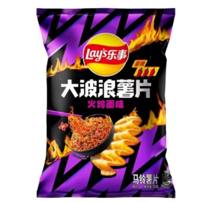 Lay's Big Wave Hot Chicken Noodle 70g/ Lay’s Big Wave čipsi ar asās vistas nūdeļu garšu 70 g